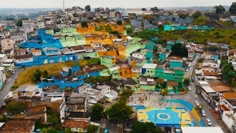 Imagem da matéria: Suvinil transforma casas e quadra em mural habitado no Recife