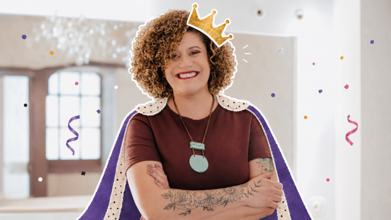 Colagem sobre foto de mulher sorrindo para a câmera