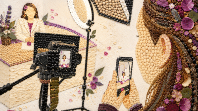 Montagem com grãos, sementes e flores representa uma gravação em estúdio, com câmera, celular e iluminação voltados para uma profissional