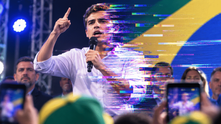 Político em comício fala ao microfone diante de uma multidão, com efeito visual de distorção digital no rosto para representar deepfake