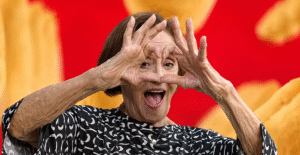 Laura Cardoso faz coraçnao com as mãos em cena de campanha do iFood, lançada em 2018