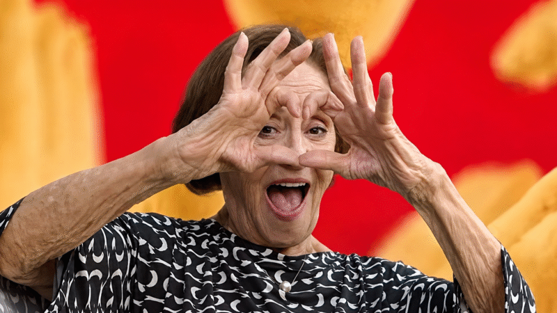 Laura Cardoso faz coraçnao com as mãos em cena de campanha do iFood, lançada em 2018