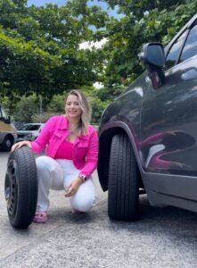 A influenciadora Vittoria Gabriela, da comunidade Dona Meu Destino, que ajuda mulheres a terem autonomia com seus carros