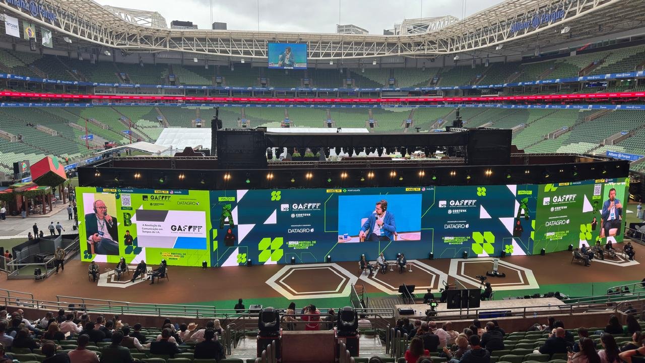 Texto alternativo: Palco do GAFFFF 2025 em São Paulo, com painelistas diante de grandes telas e público acompanhando a conversa no estádio.