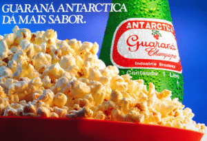Garrafa de Guaraná Antarctica ao lado de uma tigela de pipoca no comercial Pipoca com Guaraná