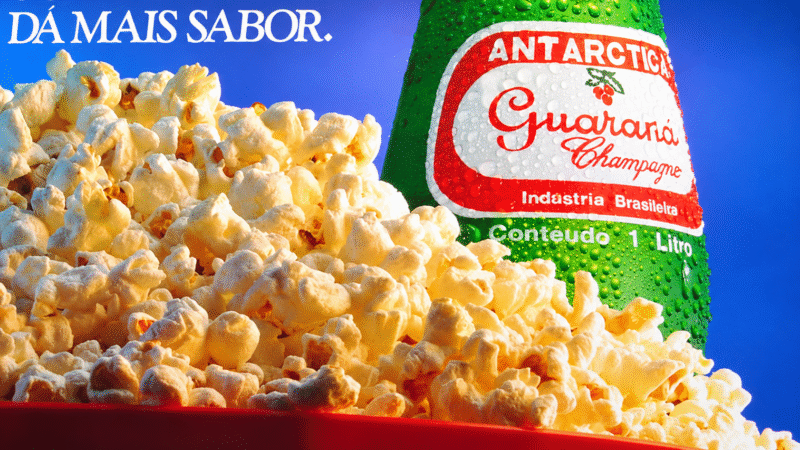Garrafa de Guaraná Antarctica ao lado de uma tigela de pipoca no comercial Pipoca com Guaraná