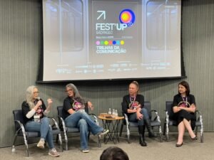 Danae Stephan, Dani Mozer, Cathy Birle e Leila Ferraz sentadas no palco durante painel do Misses no Fest’Up São Paulo 2026