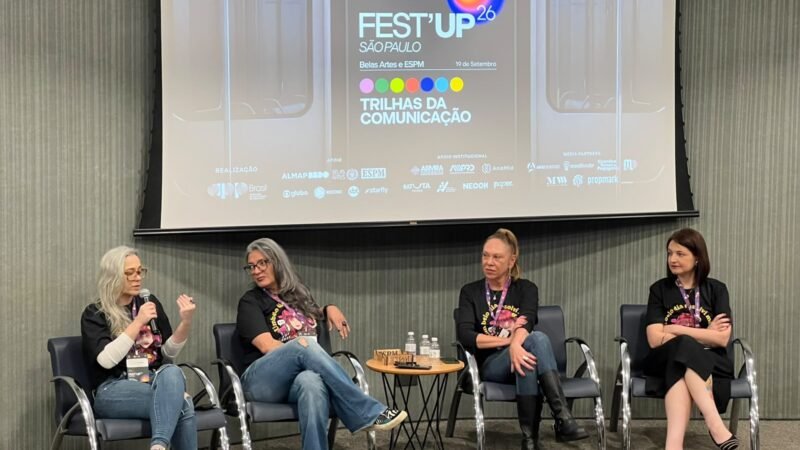 Danae Stephan, Dani Mozer, Cathy Birle e Leila Ferraz sentadas no palco durante painel do Misses no Fest’Up São Paulo 2026