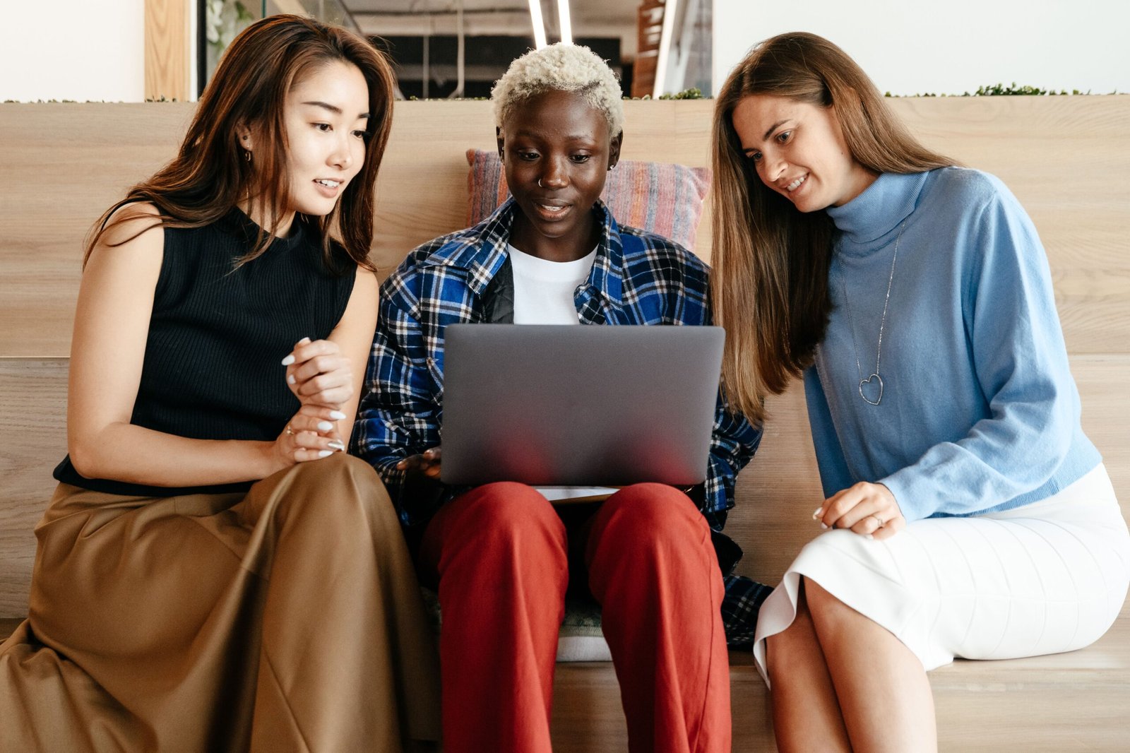 Mulheres exploram ferramentas de inteligência artificial em uma oficina colaborativa