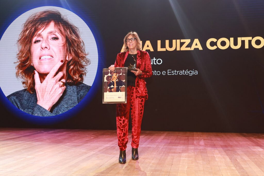 Ana Luiza Couto, do ecossistema anacouto, discursa na cerimônia que a homenageou em Planejamento e Estratégia. Crédito: Divulgação