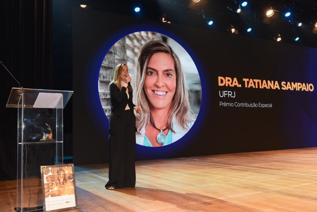 Dra. Tatiana Sampaio, pesquisadora da UFRJ, fala ao público durante a cerimônia, na qual recebeu o prêmio de Contribuição Especial. Crédito: Divulgação