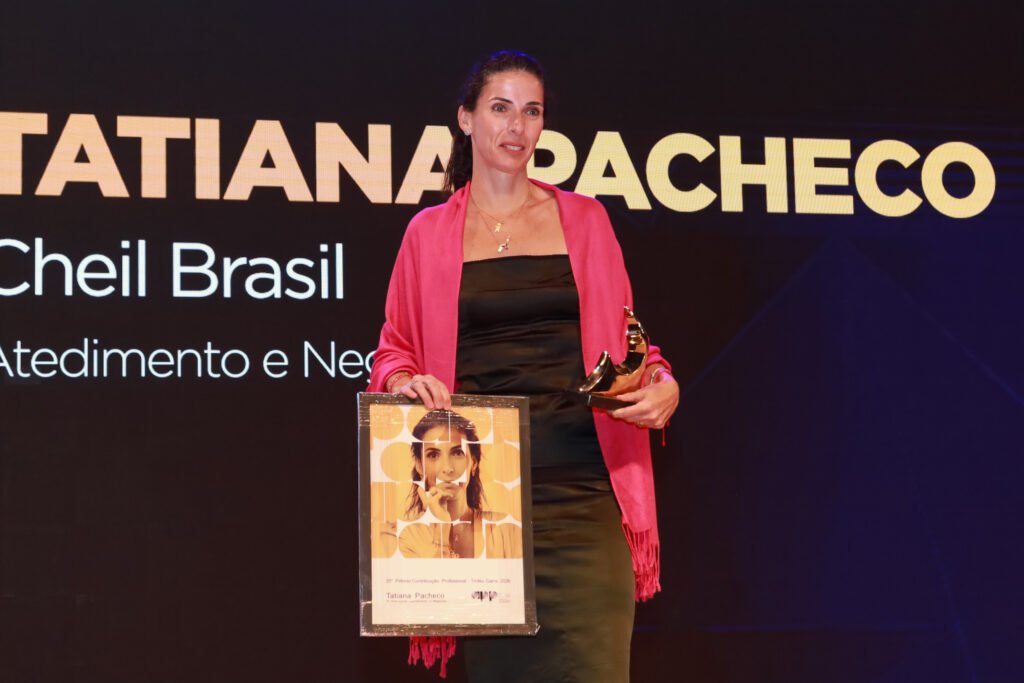Tatiana Pacheco, da Cheil Brasil, celebra o Troféu Garra 2026 na categoria Atendimento e Negócios.