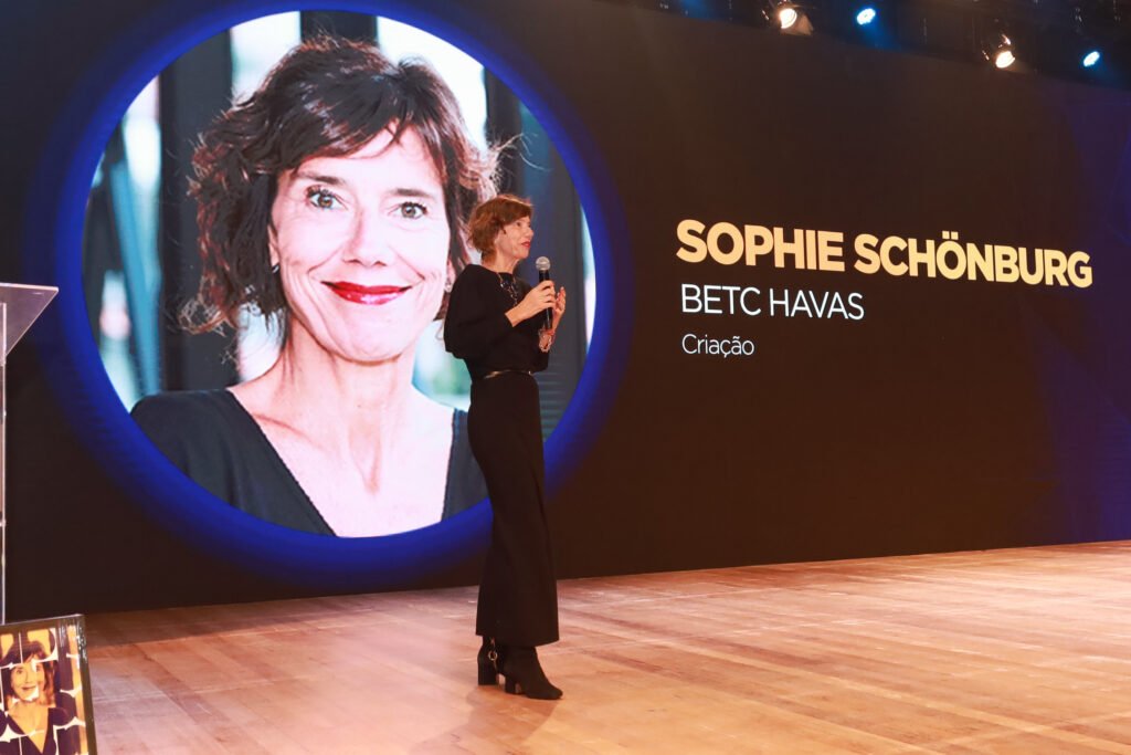 Sophie Schönburg fala ao público durante a entrega do Troféu Garra 2026. Crédito: Divulgação