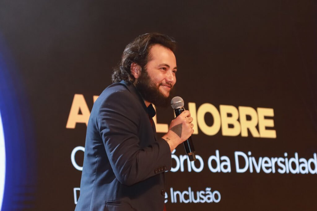 Ariel Nobre, do Observatório da Diversidade na Comunicação, homenageado na categoria ESG — Diversidade e Inclusão. Crédito: Divulgação