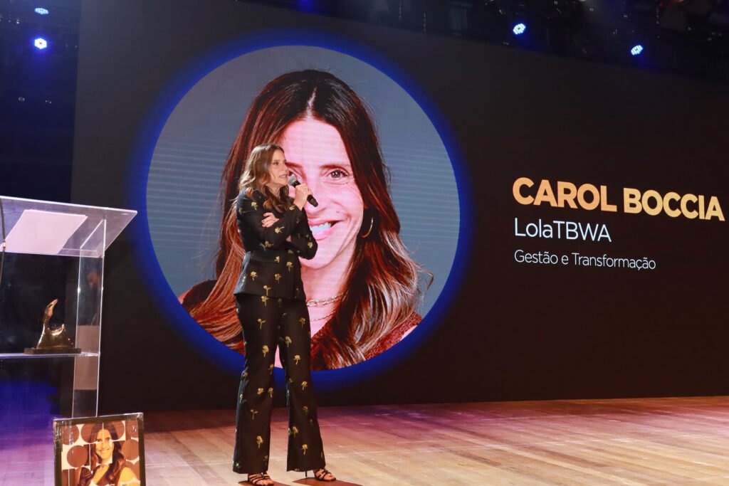 Carol Boccia, da LOLA\TBWA, recebeu o reconhecimento na categoria Gestão e Transformação. Crédito: Divulgação