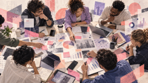 Ilustração de profissionais de marketing reunidos em torno de uma mesa com notebooks, gráficos, anotações e materiais de planejamento