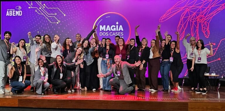 Participantes do Magia dos Cases reunidos no Teatro ESPM, em São Paulo, durante o encontro que apresentou os bastidores dos projetos vencedores de Ouro no Prêmio ABEMD 2026 Crédito: @abemdmktdados