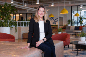 Wanea Bazzo, country manager da Seenka no Brasil, sentada em ambiente corporativo