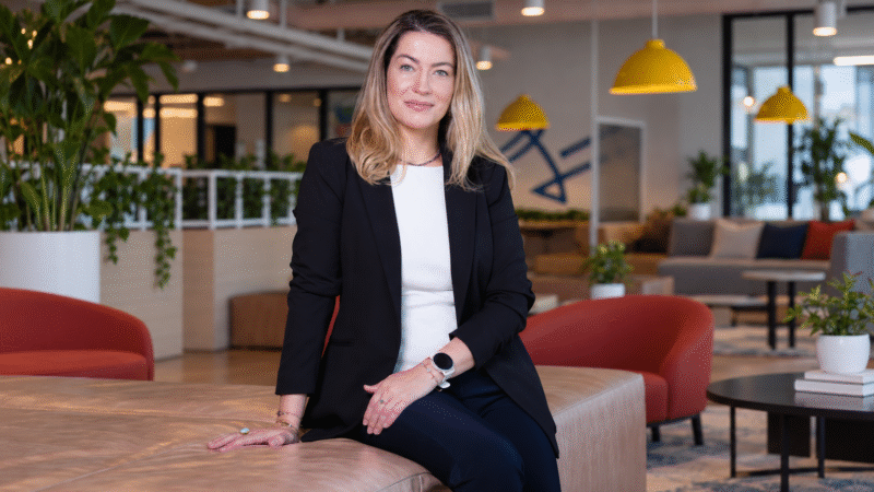 Wanea Bazzo, country manager da Seenka no Brasil, sentada em ambiente corporativo