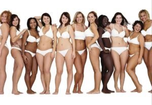 Grupo de mulheres com diferentes corpos reunido na Campanha pela Real Beleza da Dove