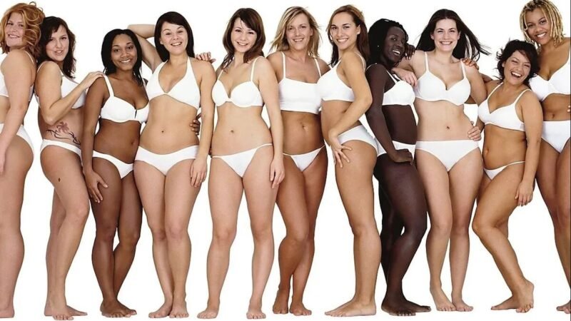 Grupo de mulheres com diferentes corpos reunido na Campanha pela Real Beleza da Dove