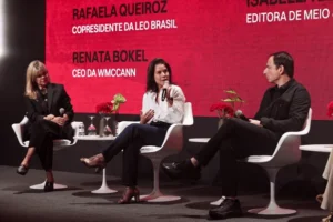 Renata Bokel, da WMcCann, Rafaela Queiroz, da Leo Brasil, e Claudio Kalim, da Tech&Soul, discutiram confiança e o papel estratégico das agências no Maximídia 2026