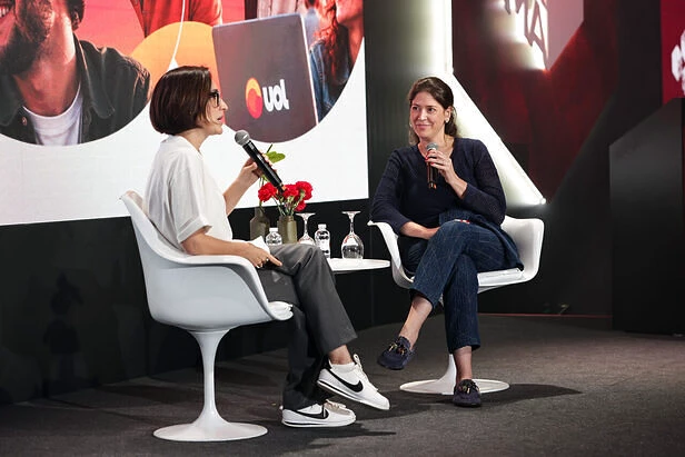 Maria Prata, colunista do UOL, e Lucia Albuquerque, diretora de marketing da Reckitt, conversaram sobre hábitos de consumo e estratégias de comunicação no Maximídia 2026