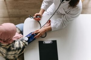 Mulher em consulta médica
