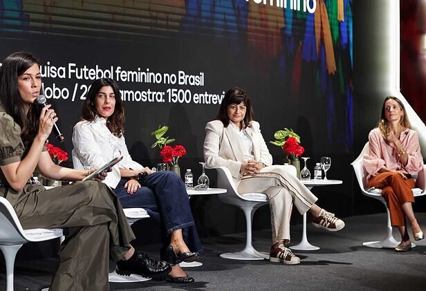 Painel sobre a Copa do Mundo Feminina de 2027 no Maximídia